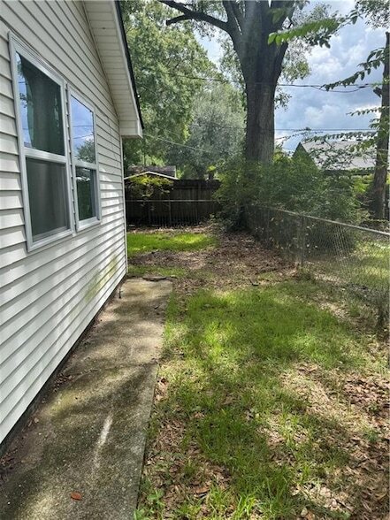 Building Photo - 306 Clover Dr