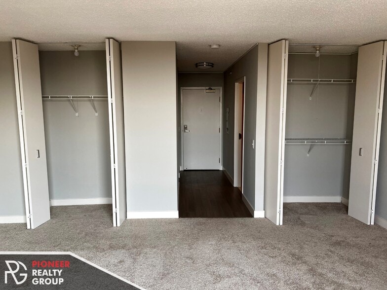 Building Photo - 2551 N Clark St