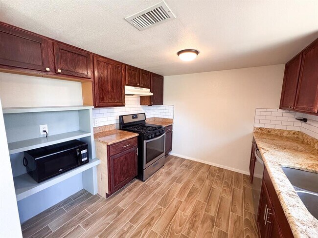 Building Photo - 505 Cambridge Dr