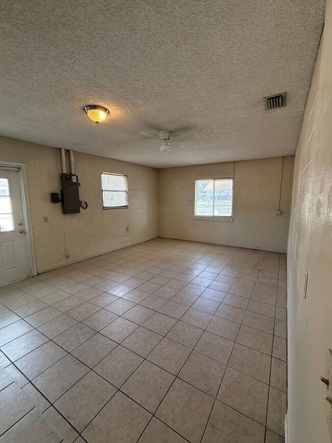 Building Photo - 14 Pine Radial