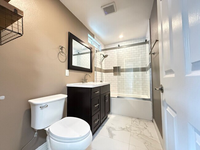 Building Photo - Charming Long Beach Home with Bonus Spaces!