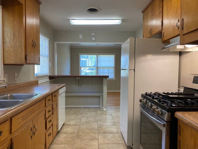 Building Photo - 3-Bedroom  cutie ! APPLY today at All3Real...