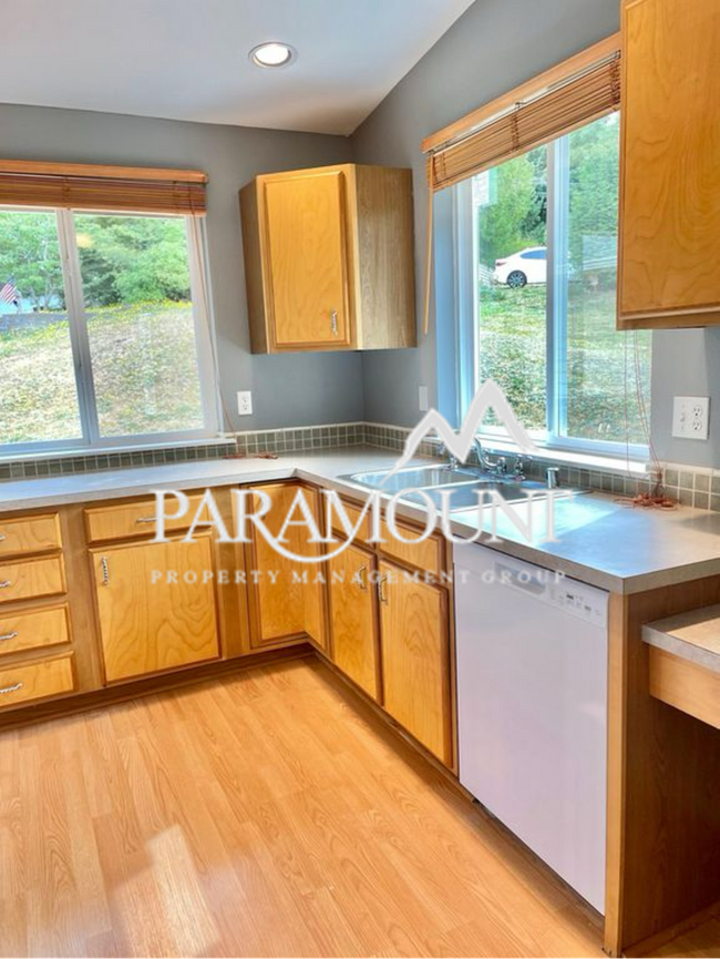 Building Photo - Charming 3-Bedroom Duplex Near Southworth ...