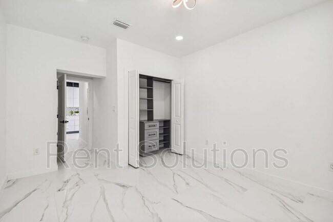 Building Photo - 110 28th Ave N