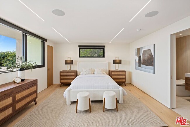 Building Photo - 2501 Banyan Dr
