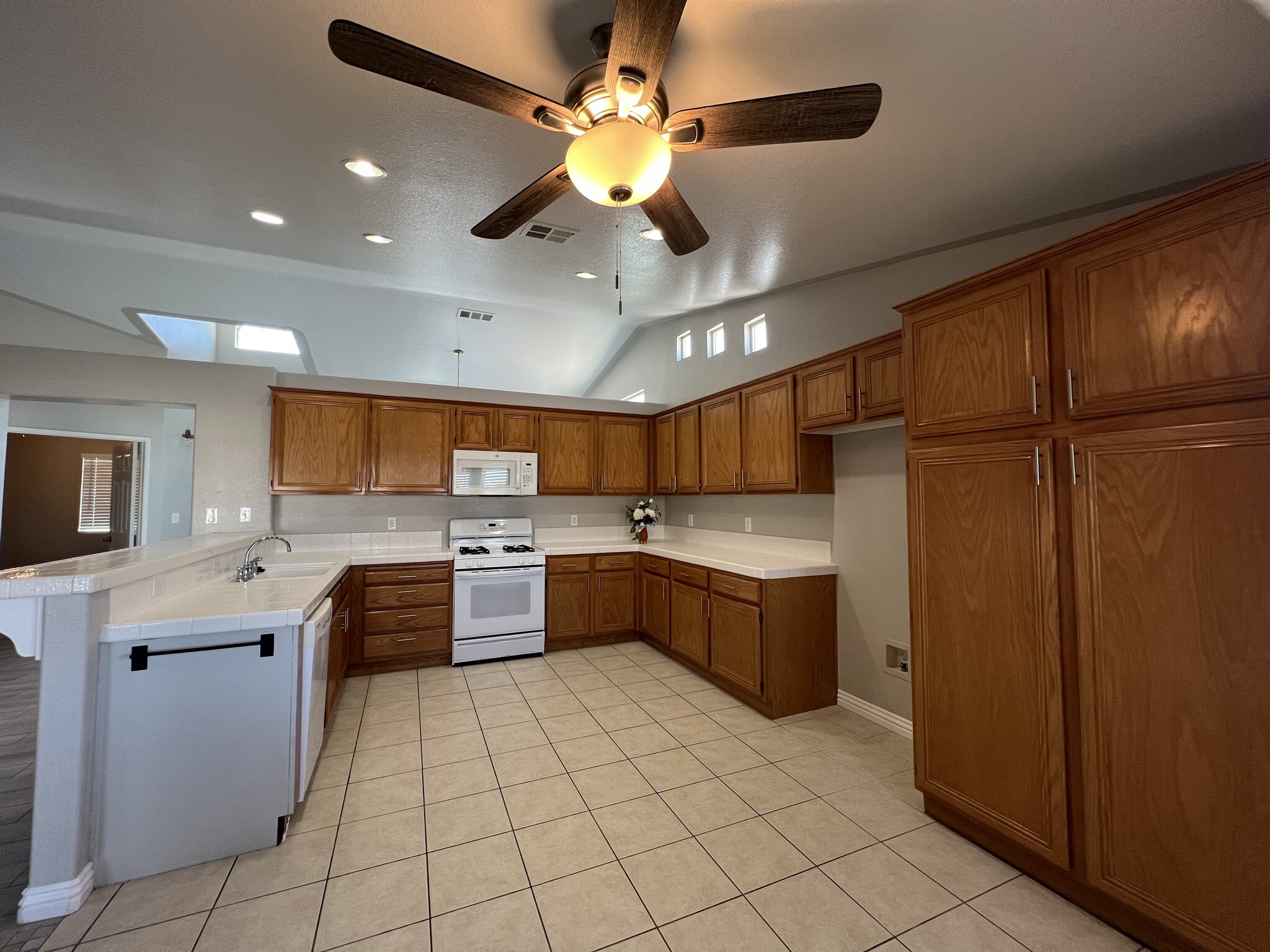 Kitchen - 9083 Powell Ave