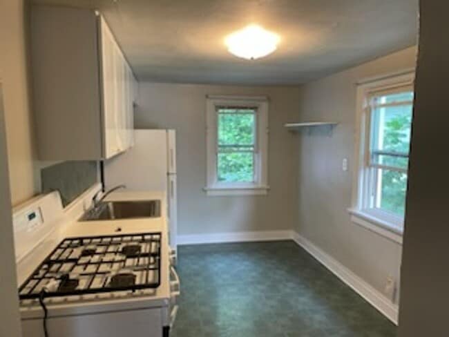 Building Photo - One Bedroom Apartment