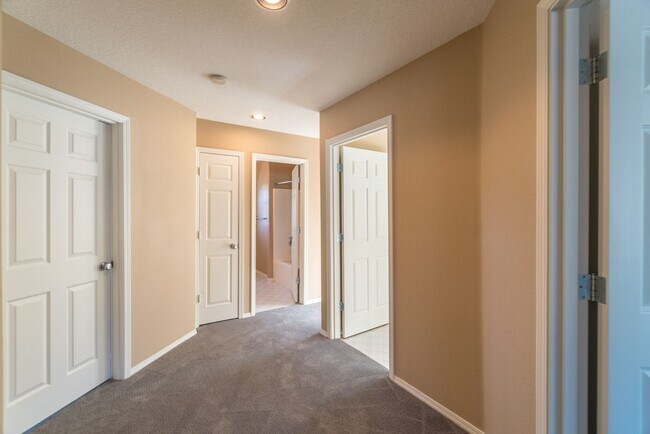 Building Photo - Beautiful Bethany 3 Bedroom Near Parks & Schools!