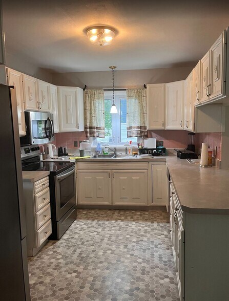 Kitchen - 39 Baylis St