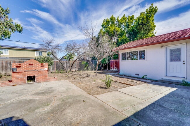 Building Photo - Updated 3BR/2BA Home with Great Schools and Convenient Location