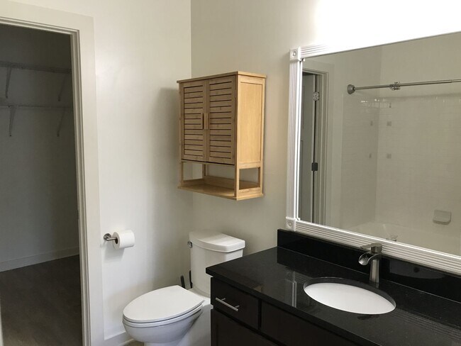 Building Photo - Charming ground-level 1 bed / 1 bath condo...