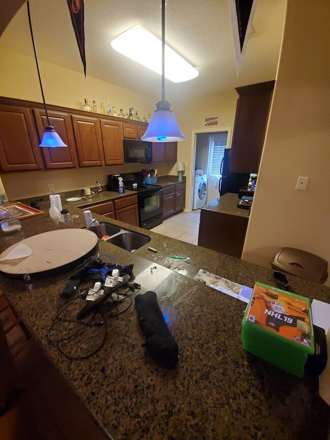 Building Photo - College Station - 3 bedrooms / 3 Baths Townhome in the Barracks!