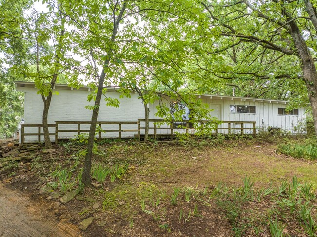 Building Photo - Freshly Updated 3 Bedroom Home