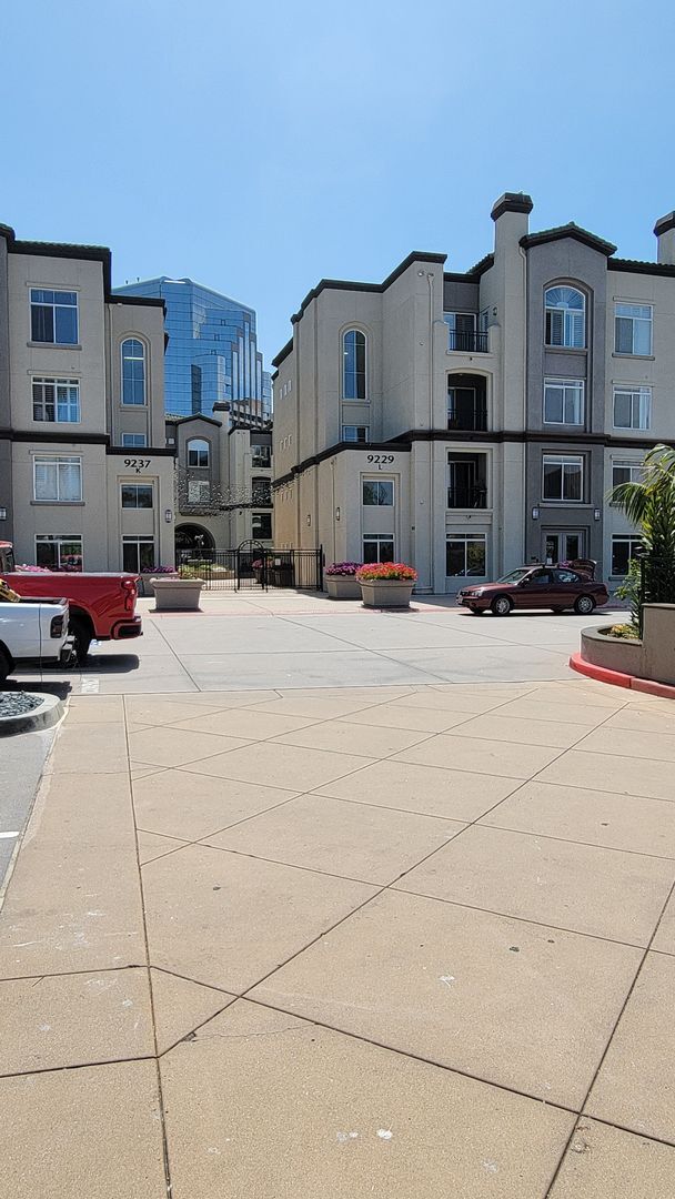 Building Photo - Regents La Jolla Living!