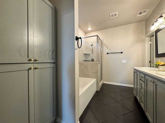Building Photo - Spacious 3-Bedroom Home with Designer Kitc...
