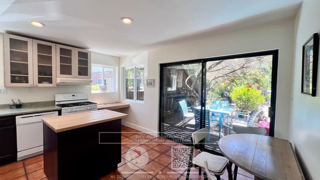 Building Photo - Garden oasis 2 bedroom with wrap around ya...