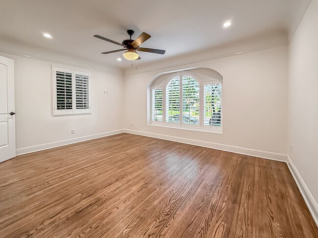 Building Photo - Upgraded Sherman Oaks 4+4 home - Ready for Move In!
