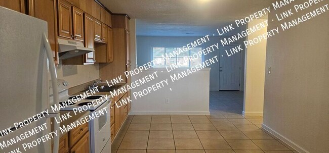 Building Photo - HALF OFF FEBRUARY RENT!  Charming Duplex i...