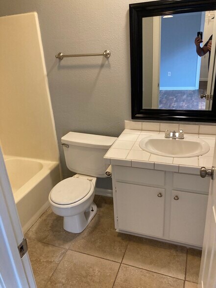 Building Photo - 13715 Kenner Ave