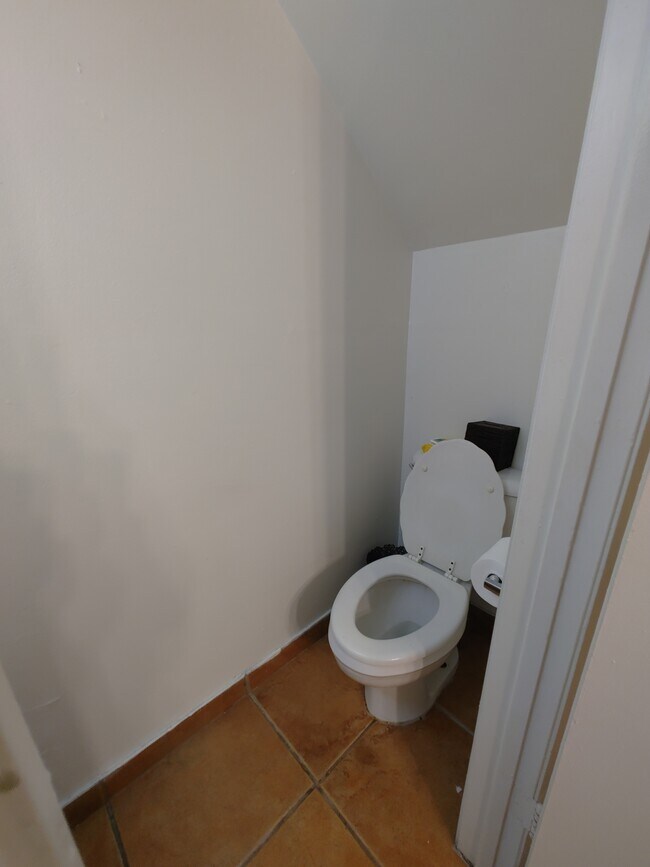 Building Photo - 1901 NW S River Dr