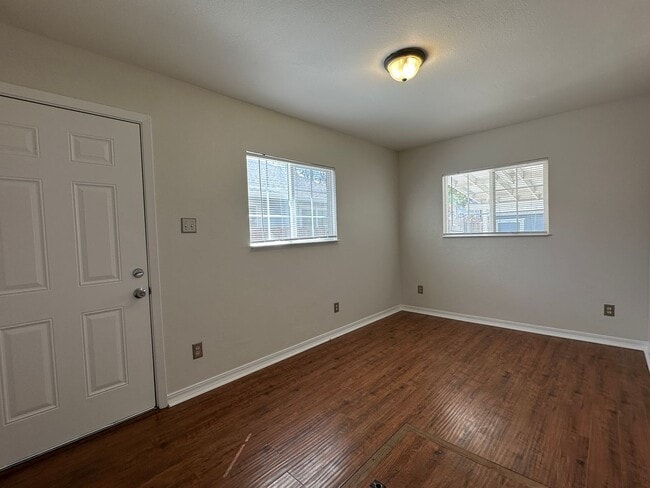 Building Photo - Downtown Bungalow, Pet Friendly, Large Yard