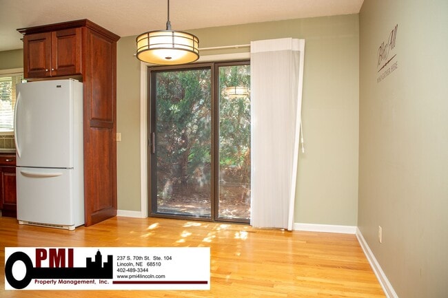 Building Photo - 3 Bedroom and 2 bathroom Colonial Hills House for rent!