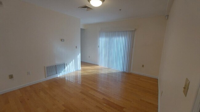 Building Photo - 49 Cedar St