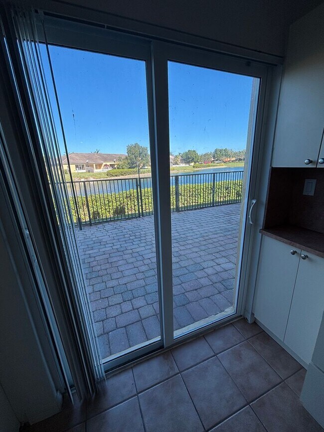 Building Photo - Beautiful 2/2 First-Floor Condo with Lake View in Homestead FREE APPLICATICATION FEE.