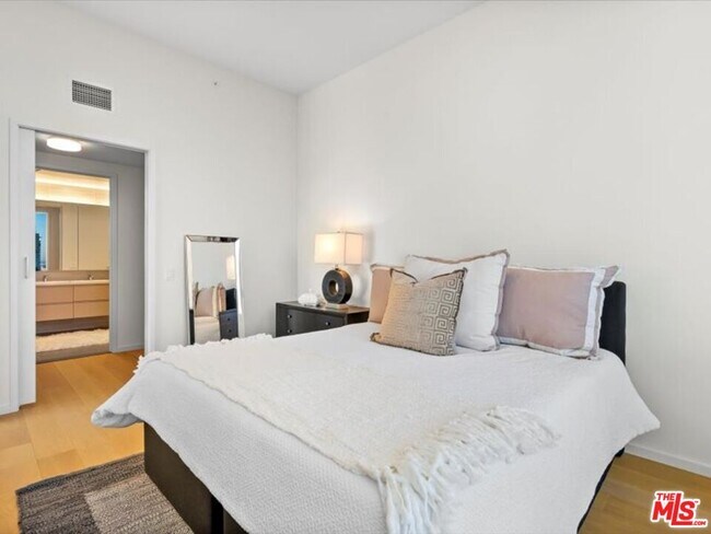 Building Photo - 877 Francisco St