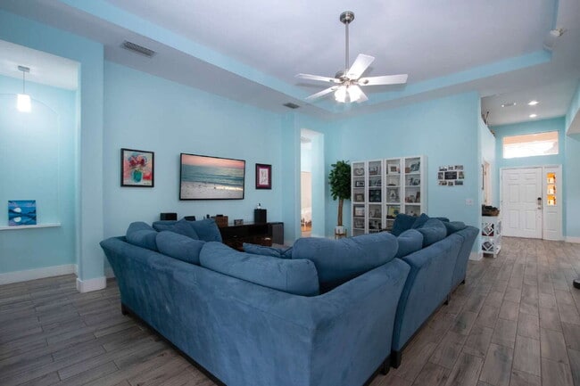 Building Photo - Luxurious 4-Bed Oasis with Outdoor Kitchen...