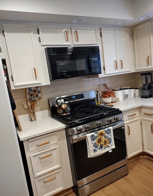 Building Photo - 3210 Vista Terrace