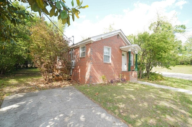 Building Photo - 702 Nassau St