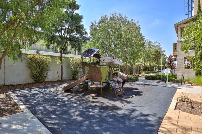 Building Photo - 3 bedroom 2.5 bath in Gated Community
