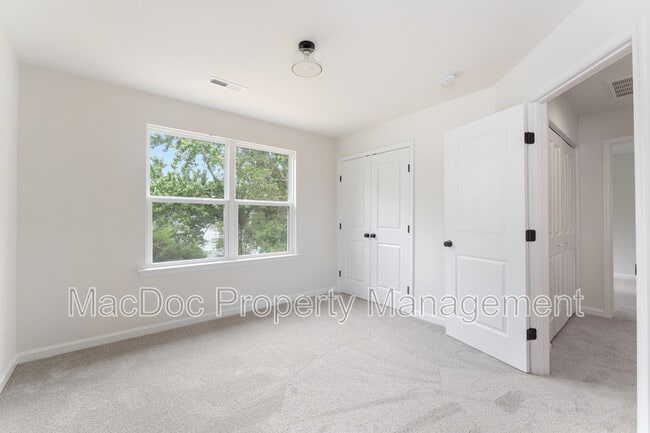 Building Photo - 105 Hillcrest Dr