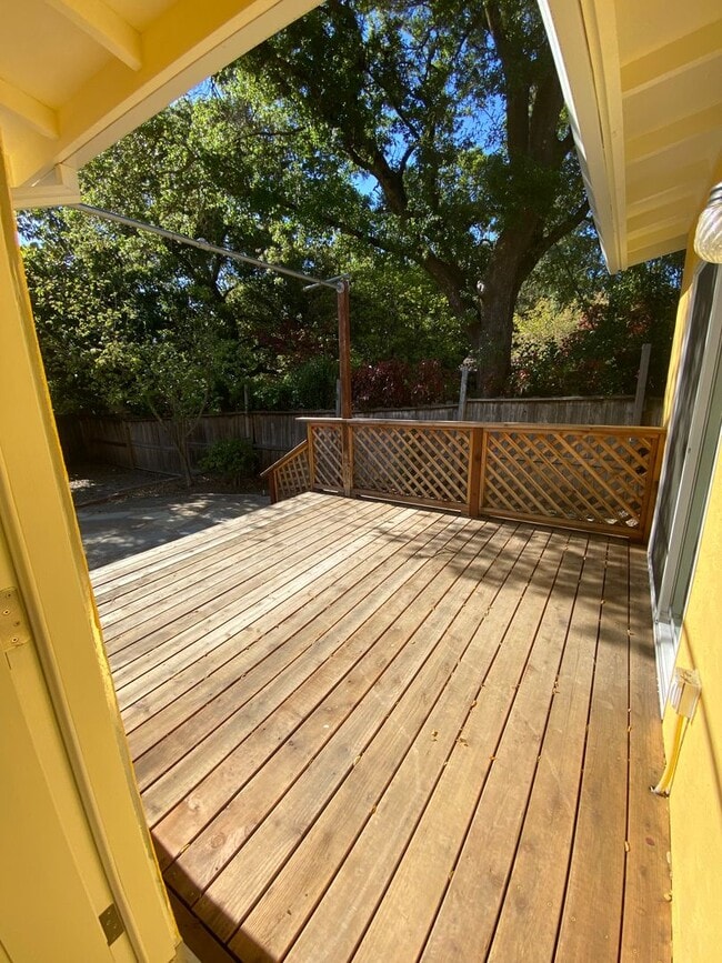 Building Photo - Bright & Cheery 2 Bedroom Home