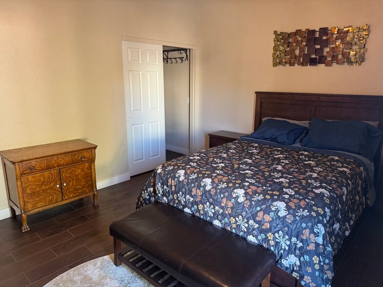 Building Photo - 10322 W San Juan Ave