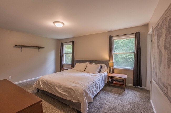 Building Photo - 210 Elliott Ct