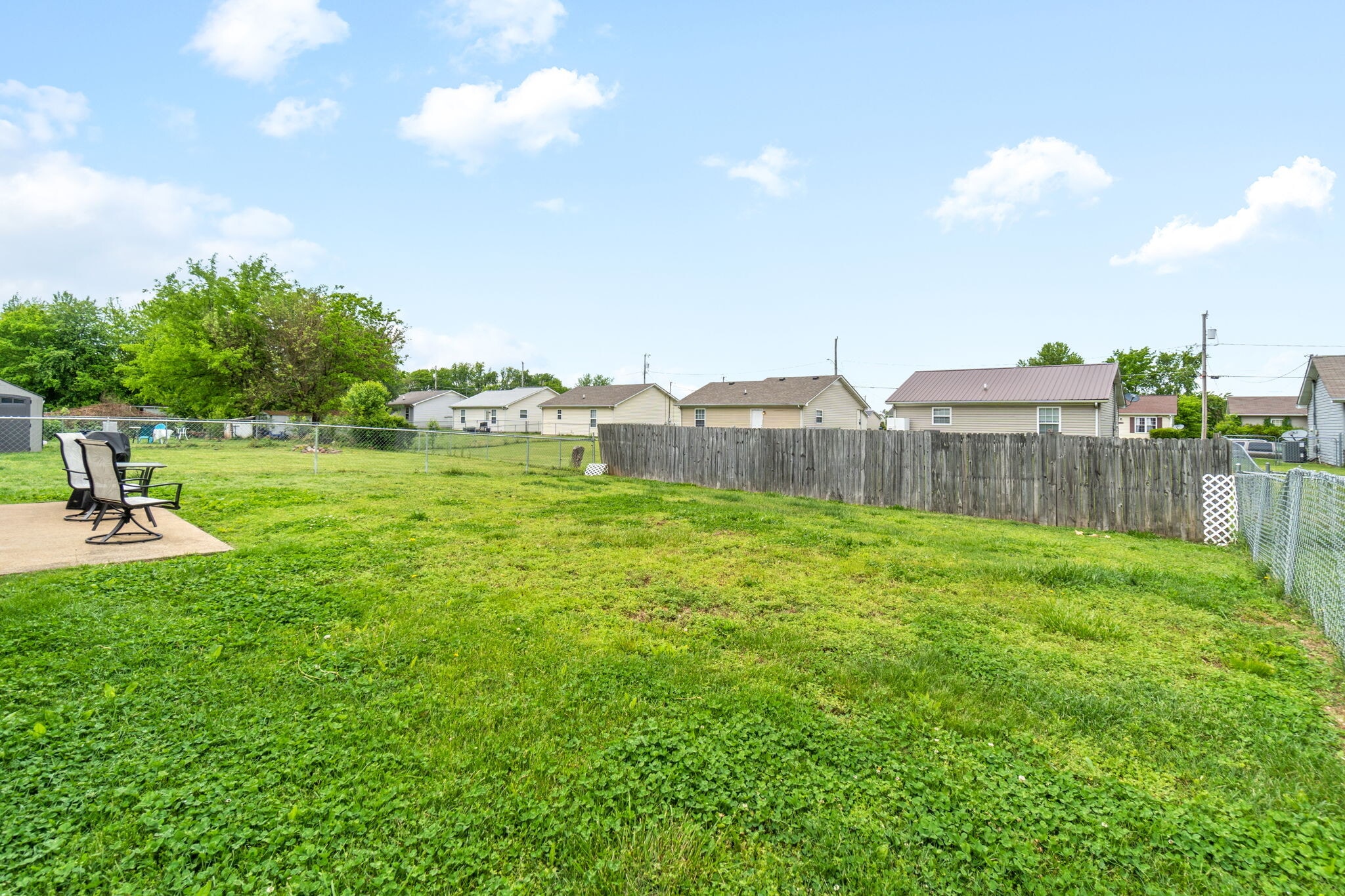 Huge fenced back yard with grill and seating. - 1050 Shadow Ridge Ave