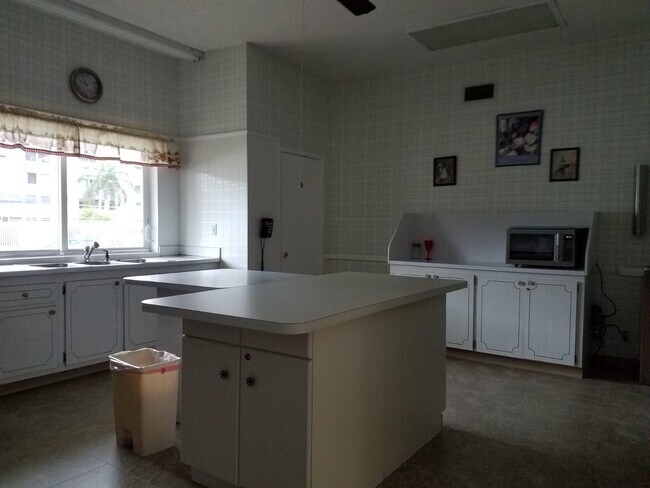 Building Photo - 700 Village Green Ct