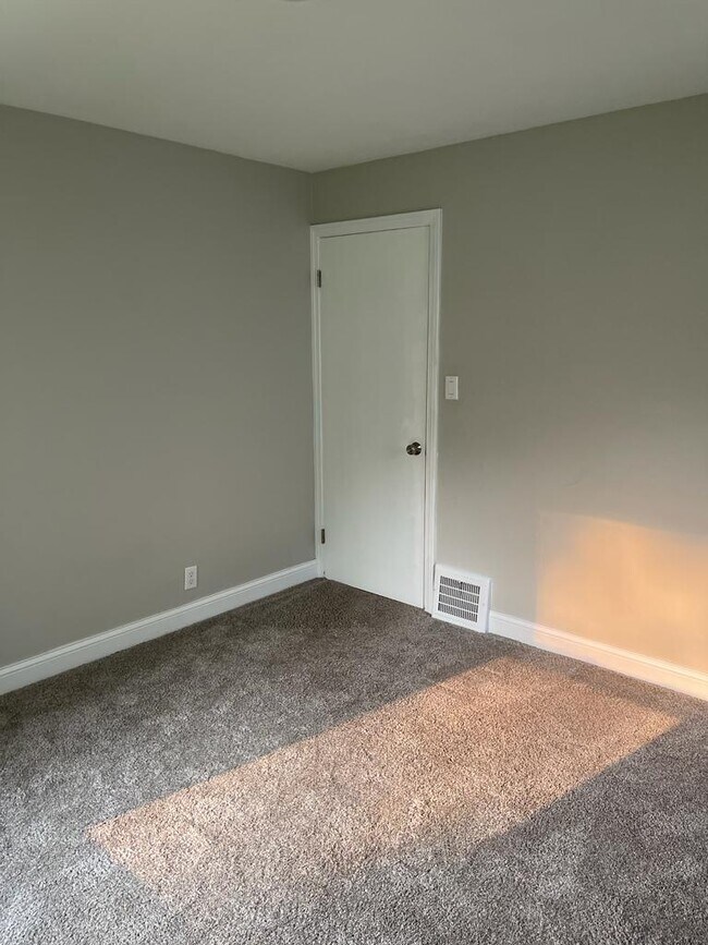 Building Photo - 5025 Henry St