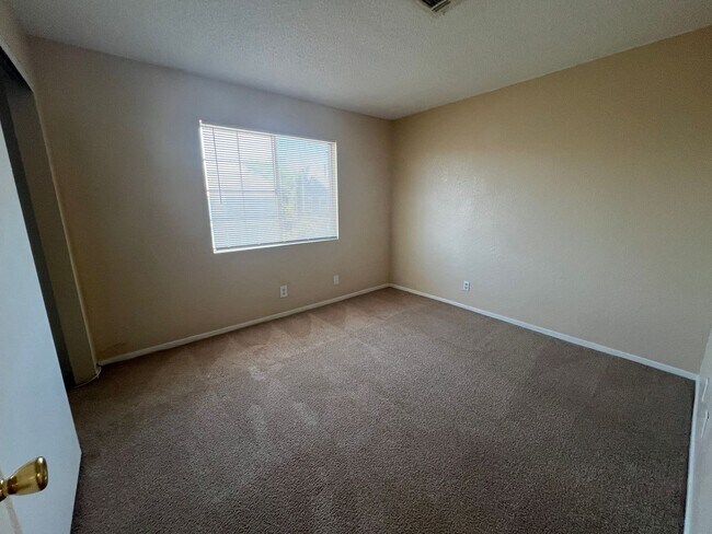 Building Photo - Best kept Fourplex- Mature Landscaping