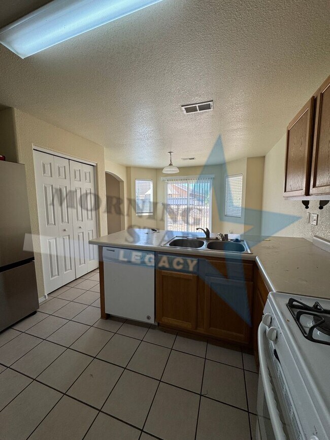 Building Photo - LARGE 4 bed home!