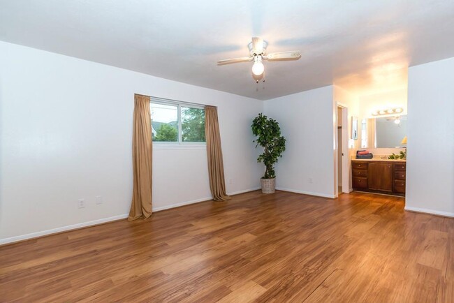 Building Photo - 805 Thornwood Dr