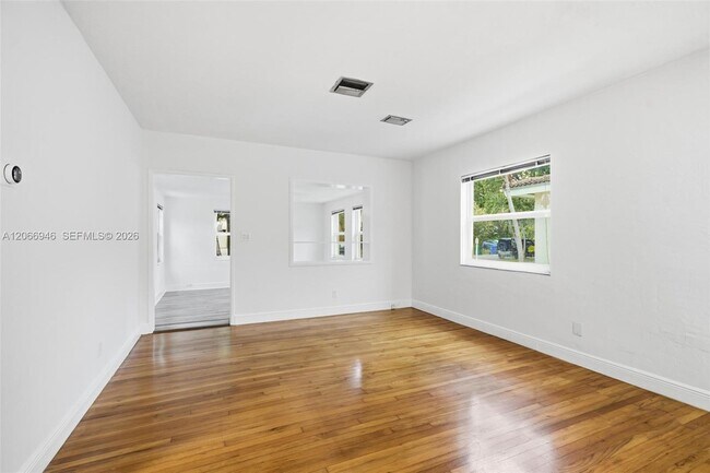 Building Photo - 2355 Overbrook St