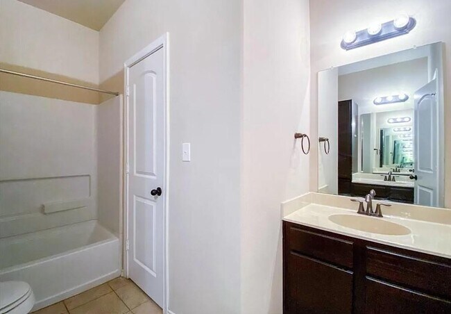 Building Photo - 137 Creekside Villa Dr