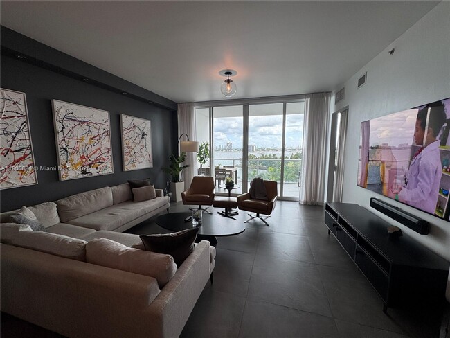 Building Photo - 2020 N Bayshore Dr