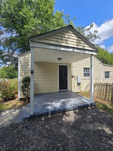 Building Photo - 1025 Bradley Ln