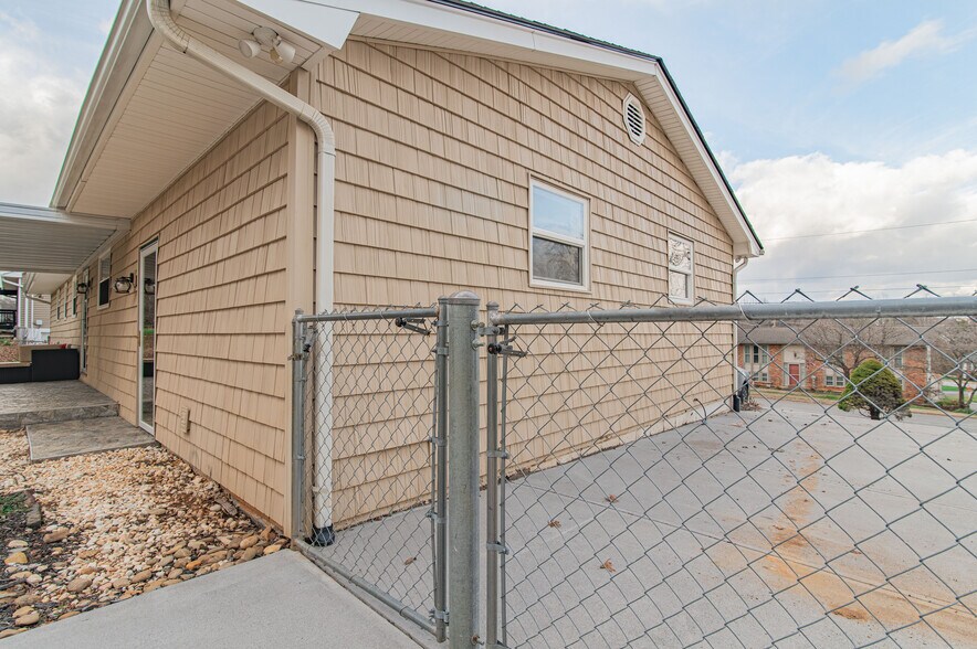 Building Photo - 7707 Windsong Rd