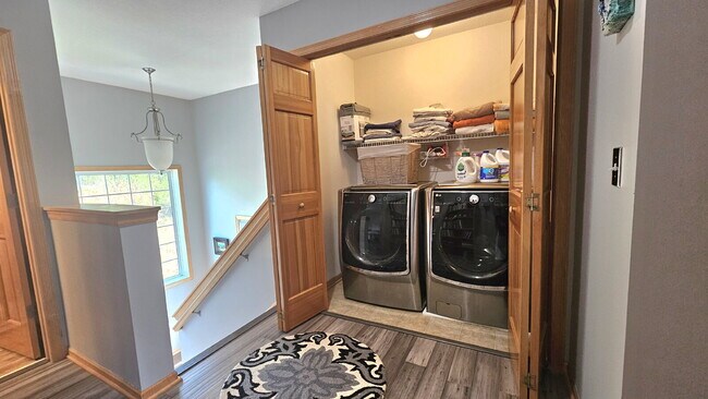 Building Photo - "Spacious 4-Bedroom Townhouse Retreat in Apple Valley - Modern Living with Ample Space!"