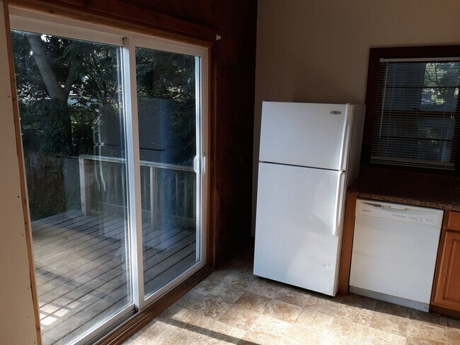 Building Photo - 2 Bedroom House, W/D, Fenced Yard, Porch, ...